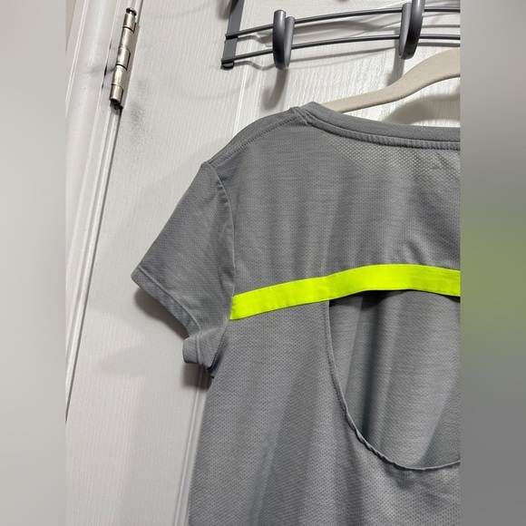 Athleta Shirt Open Back Breathable Stretch Womens S Gray Athleisure Casual EUC - Picture 16 of 16